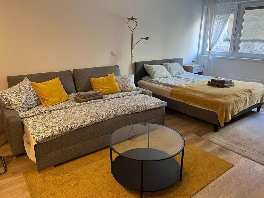 Happy Eleven Market Hall Apartment